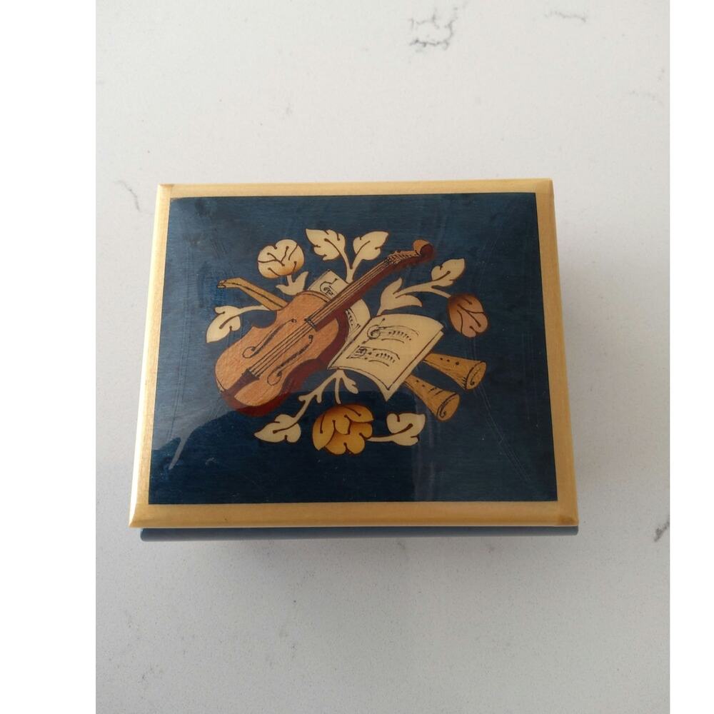 🇺🇲Vintage Italian made Sorrento small musical box. Footed.